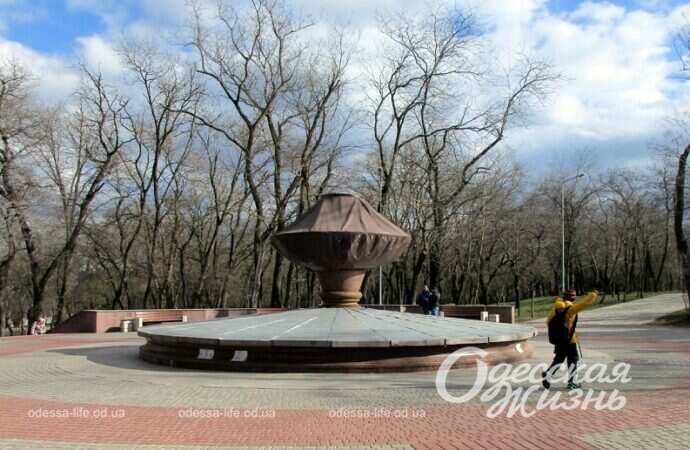 Фонтан зимой