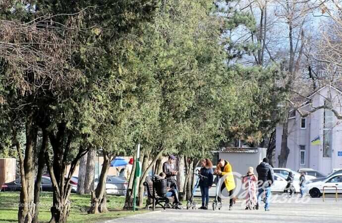 Отдыхающие в парке Одессы