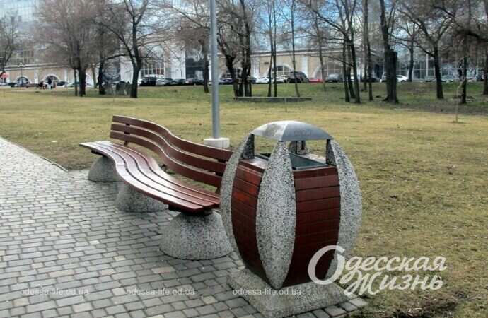 Скамейка и урна в парке