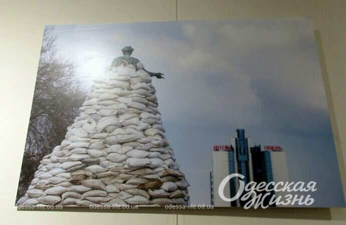 Дюк в мешках с песком