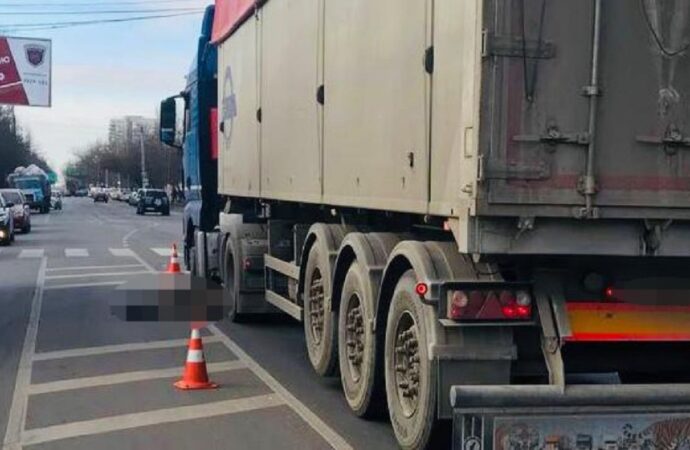 Смертельное ДТП в Одессе: автопоезд задавил пожилую женщину