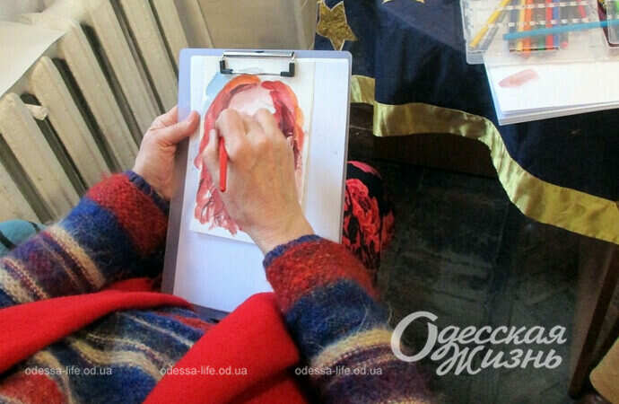 Художник рисует шарж