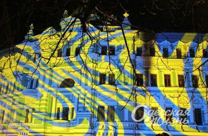 подсвеченный Дом Руссова