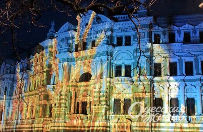 подсвеченный Дом Руссова