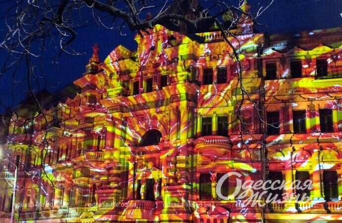 подсвеченный Дом Руссова