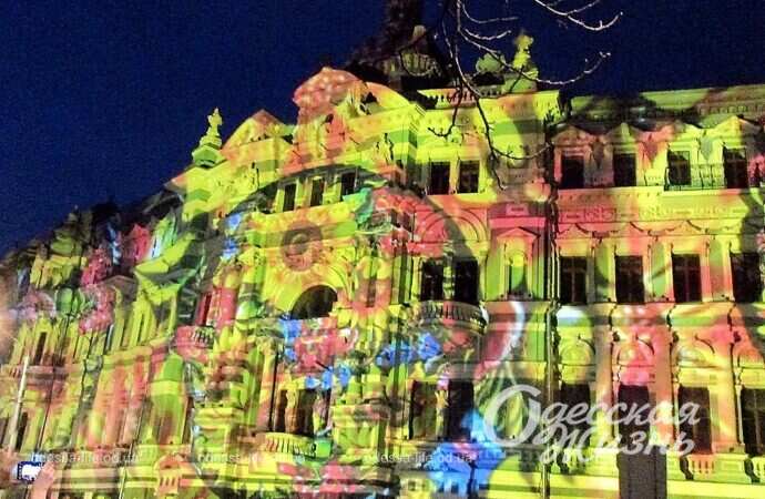 подсвеченный Дом Руссова