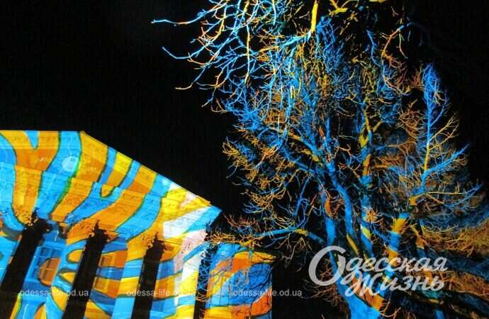 световые инсталляции на фасаде Художественного музея