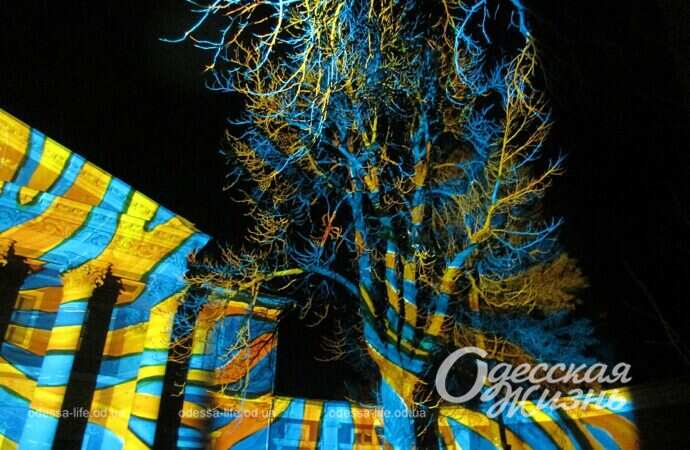 световые инсталляции на фасаде Художественного музея