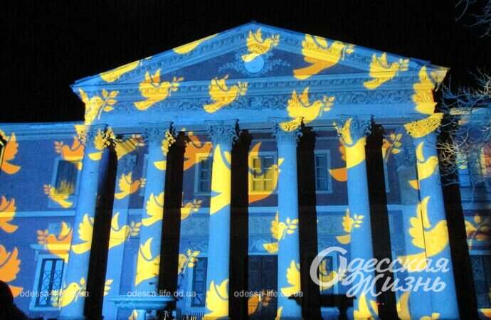 световые инсталляции на фасаде Художественного музея