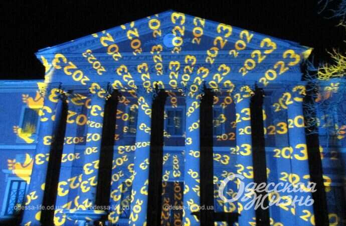 световые инсталляции на фасаде Художественного музея