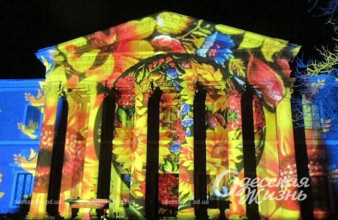 световые инсталляции на фасаде Художественного музея