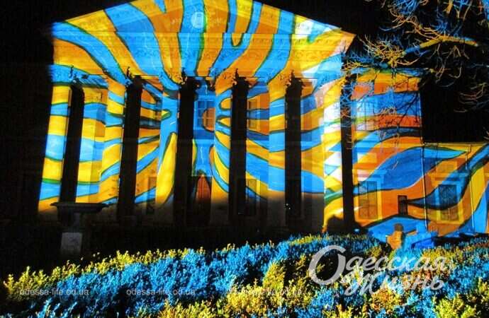 световые инсталляции на фасаде Нового рынка