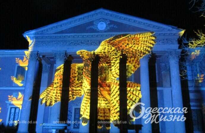 световые инсталляции на фасаде Художественного музея