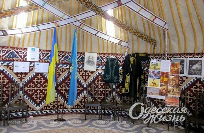 внутри одесской юрты