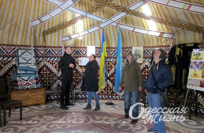 люди внутри одесской юрты