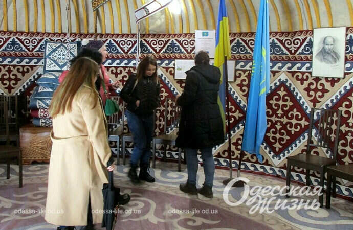 флаги украины и казахстана в юрте