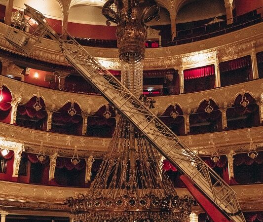 В Одесской Опере снимают люстру