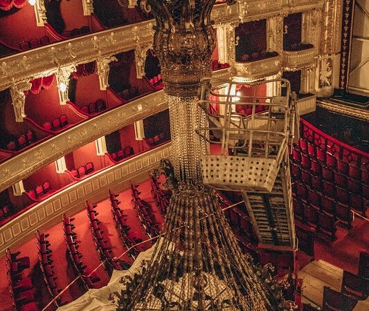 Одесская Опера, мытье люстры