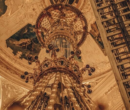 Одесский Оперный, люстра, мытье