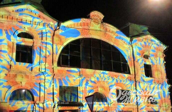 световые инсталляции на фасаде Нового рынка