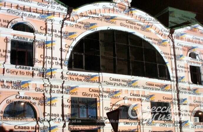 световые инсталляции на фасаде Нового рынка