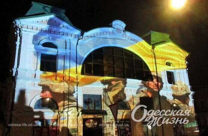 световые инсталляции на фасаде Нового рынка