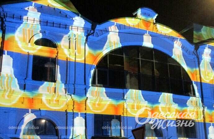 световые инсталляции на фасаде Нового рынка