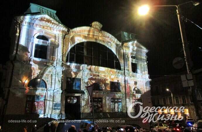 световые инсталляции на фасаде Нового рынка