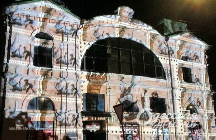 световые инсталляции на фасаде Нового рынка