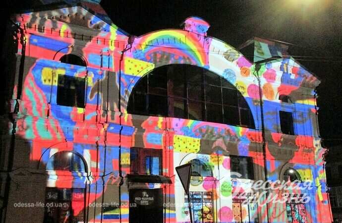 световые инсталляции на фасаде Нового рынка