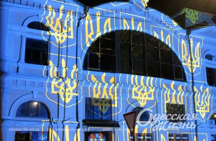 световые инсталляции на фасаде Нового рынка