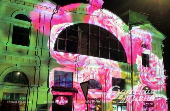 световые инсталляции на фасаде Нового рынка