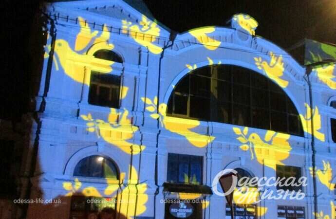 световые инсталляции на фасаде Нового рынка