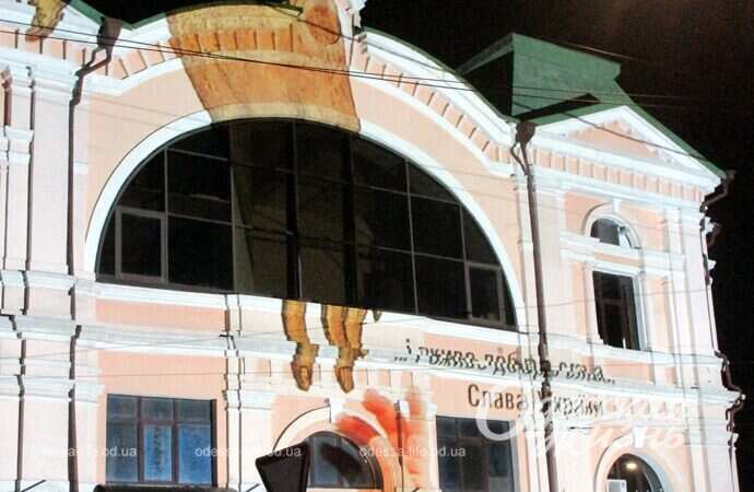 световые инсталляции на фасаде Нового рынка