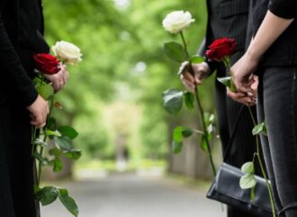 Якщо пенсіонер помер за кордоном: як отримати допомогу на поховання?
