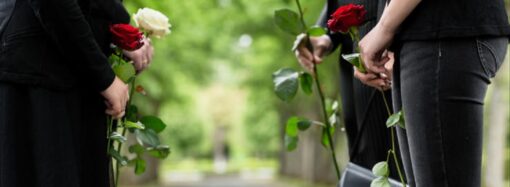 Если пенсионер умер за границей: как получить пособие на погребение?