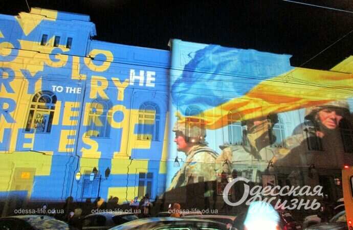 световые инсталляции на фасаде Украинского театра