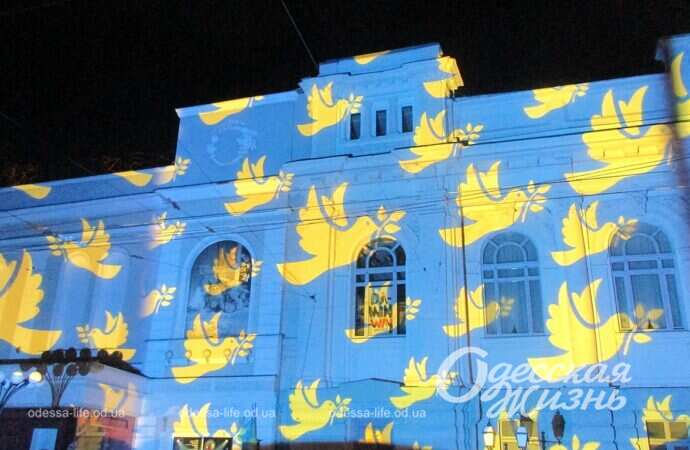 световые инсталляции на фасаде Украинского театра