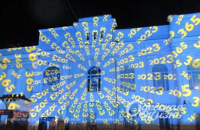 световые инсталляции на фасаде украинского театра