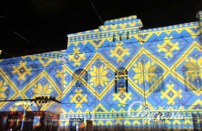 световые инсталляции на фасаде Украинского театра