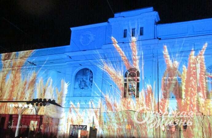 световые инсталляции на фасаде Украинского театра