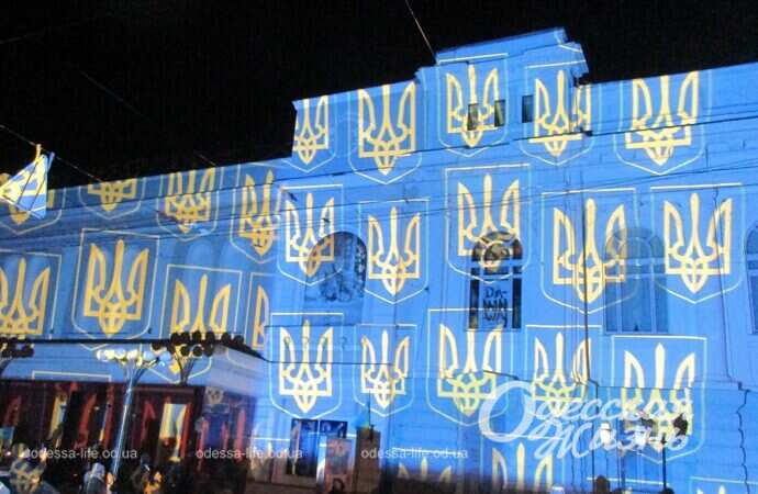 световые инсталляции на фасаде Украинского театра