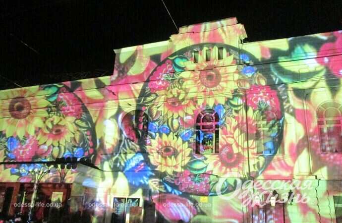 световые инсталляции на фасаде Украинского театра