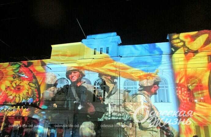 световые инсталляции на фасаде Украинского театра