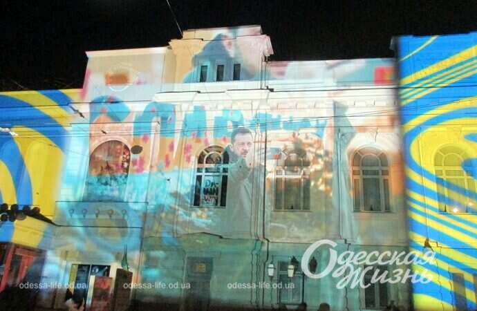 световые инсталляции на фасаде Украинского театра