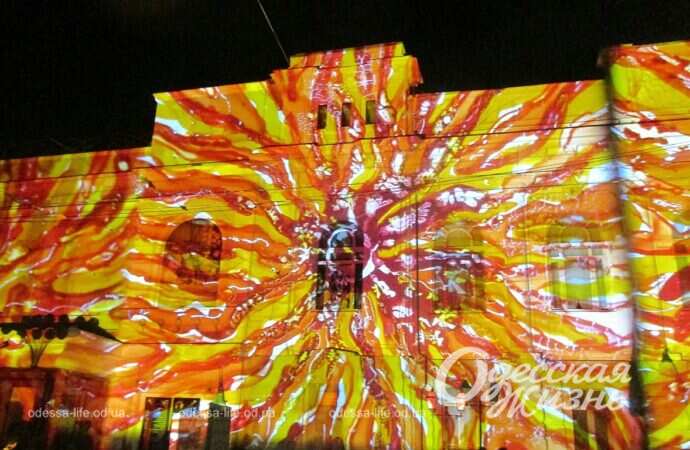 световые инсталляции на фасаде Украинского театра