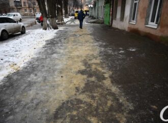 Коммунальная Одесса: дыры в асфальте не латают, а снег почти не посыпают