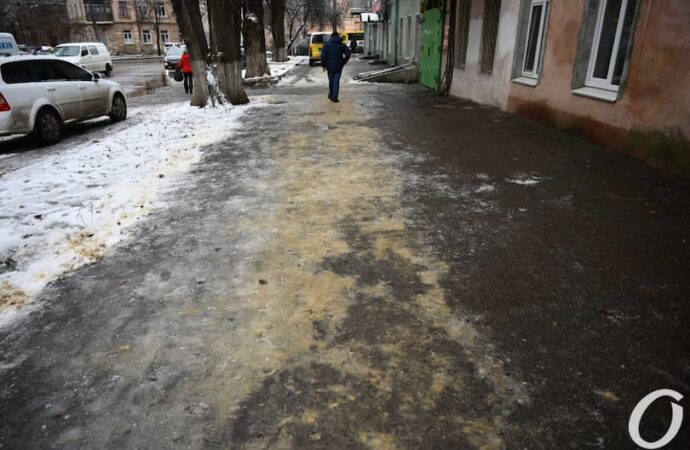 Коммунальная Одесса: дыры в асфальте не латают, а снег почти не посыпают