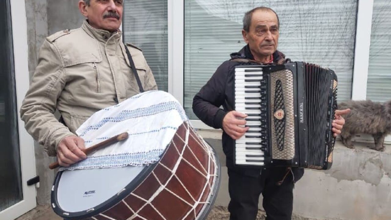 В селе Криничное живет музыкант человек-аккордеон