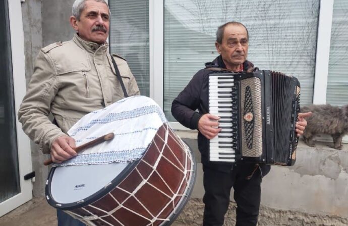 Всю жизнь играет: в селе Криничное живет болгарский человек-аккордеон